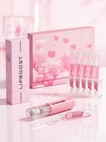Kit de microinfusión Volumen Labios: roller, caja PDRN Pink y ampollas de sérum sobre fondo rosa