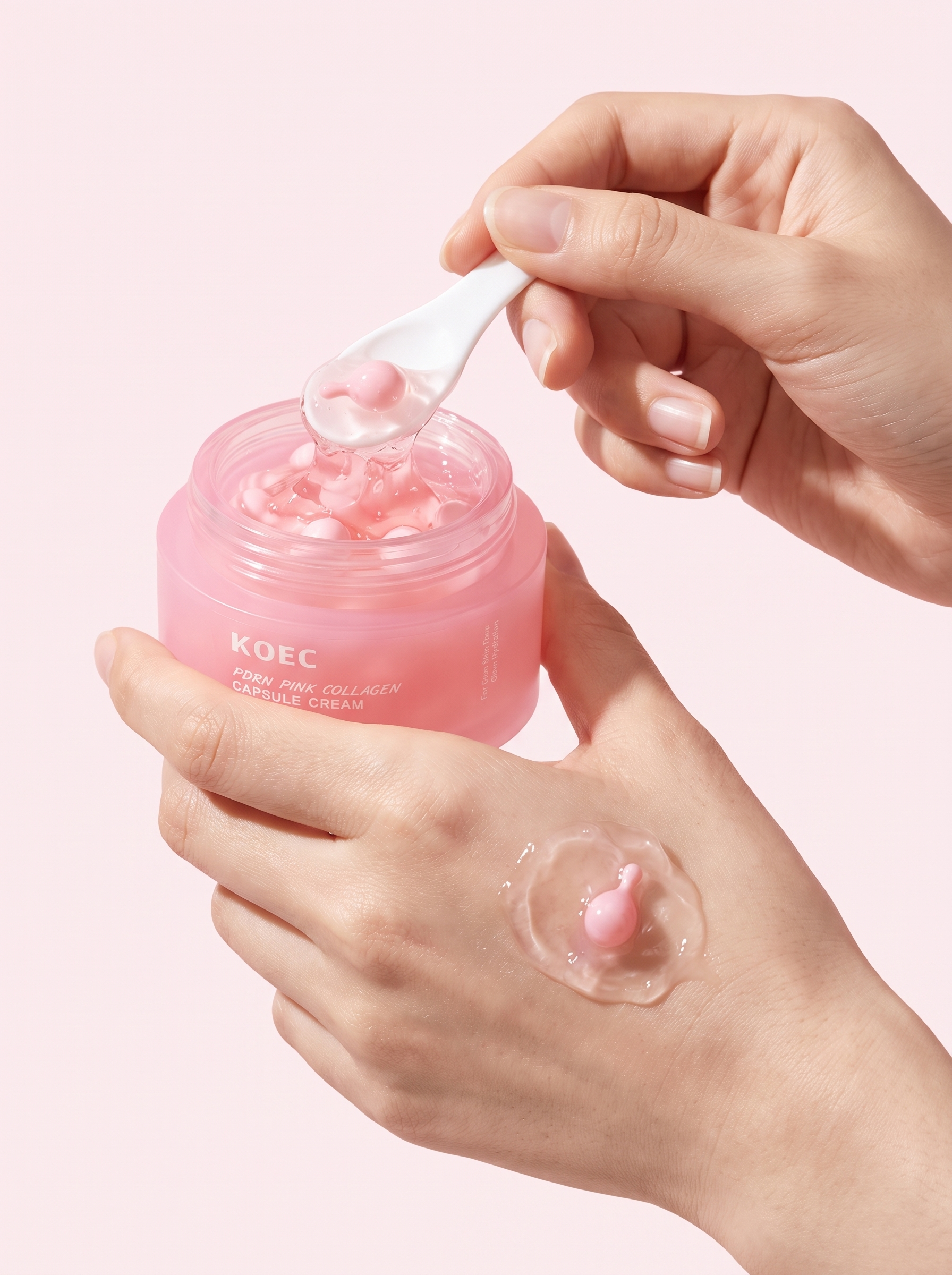 Crema en Cápsulas KOEC — gesto de aplicación con cucharita