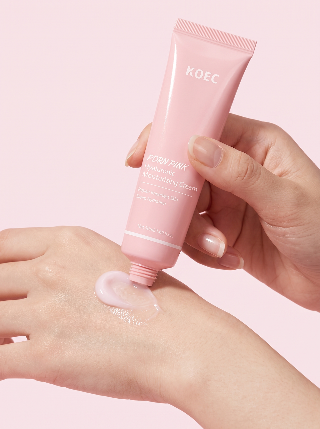 Crema Hidratante PDRN Pink KOEC — gesto de aplicación, crema en la mano