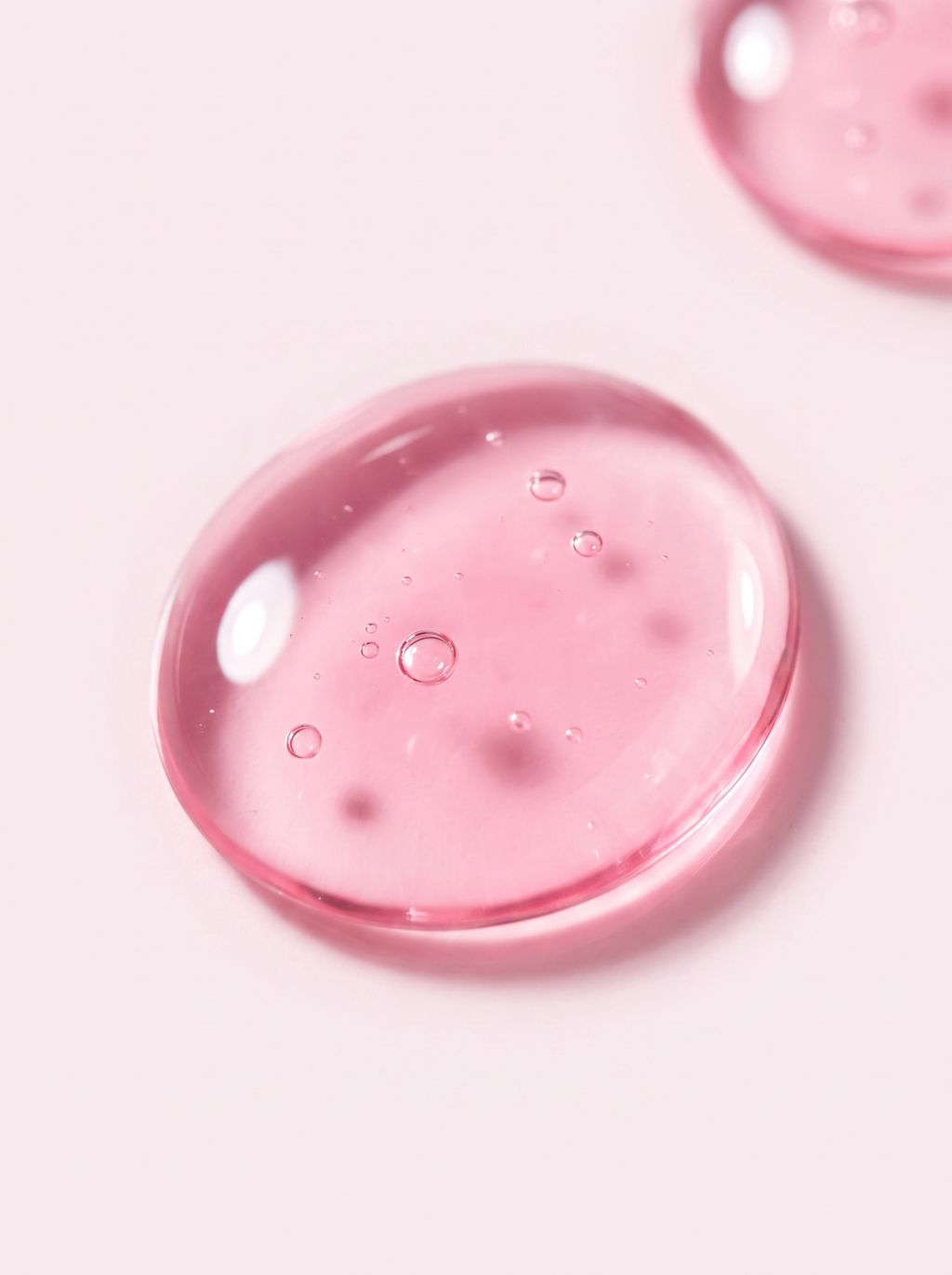 Sérum PDRN Pink Monodosis KOEC — macro de la gota de serum rosa