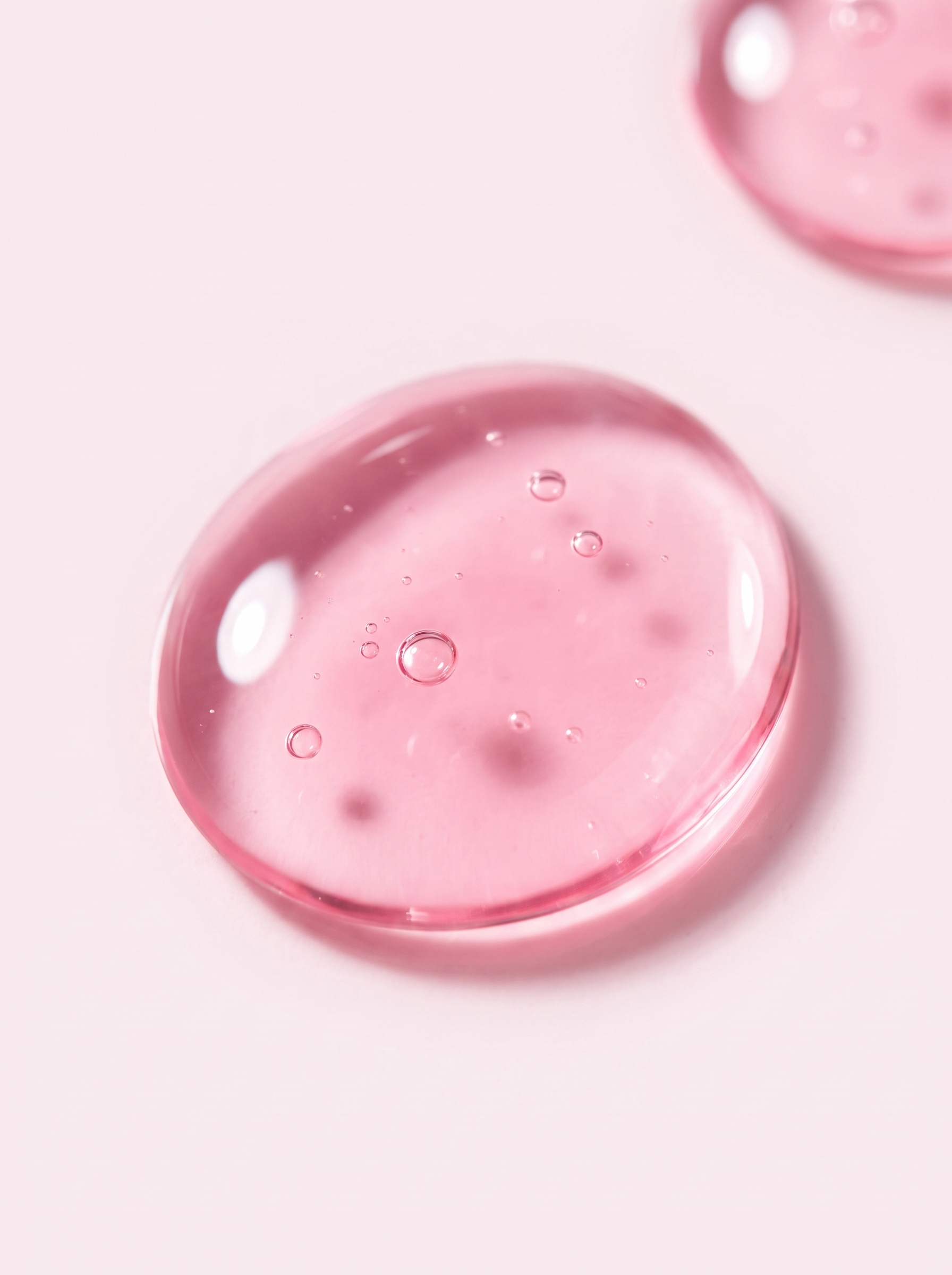 Sérum PDRN Pink Monodosis KOEC — macro de la gota de serum rosa