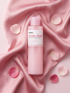 Tóner leche KOEC PDRN Pink sobre seda rosa con pétalos