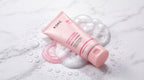 Limpiador Facial Rosa PDRN KOEC con espuma sobre mármol