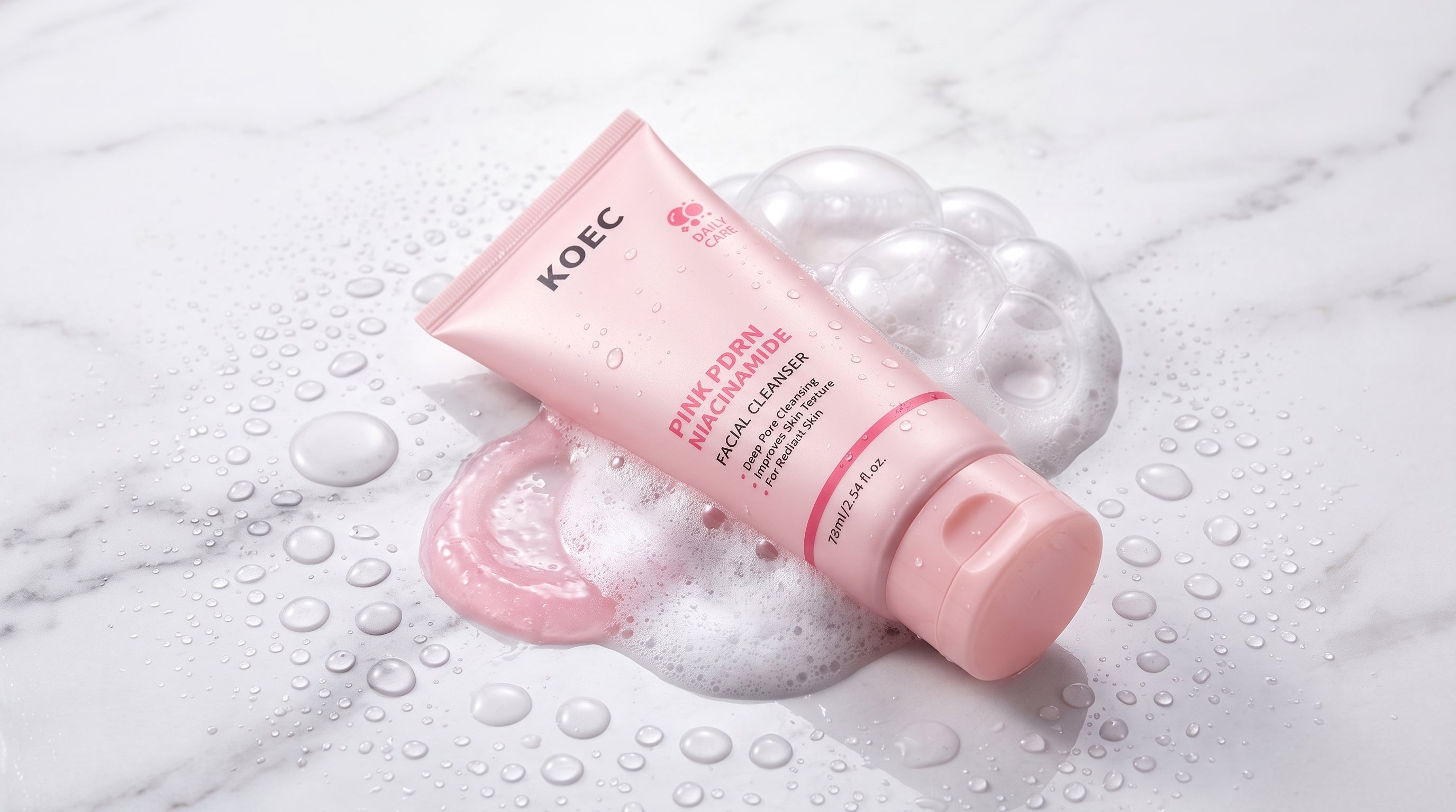 Limpiador Facial Rosa PDRN KOEC con espuma sobre mármol