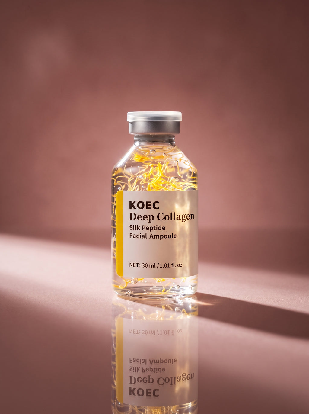 Ampolla KOEC Deep Collagen — detalle del frasco con hebras de seda doradas