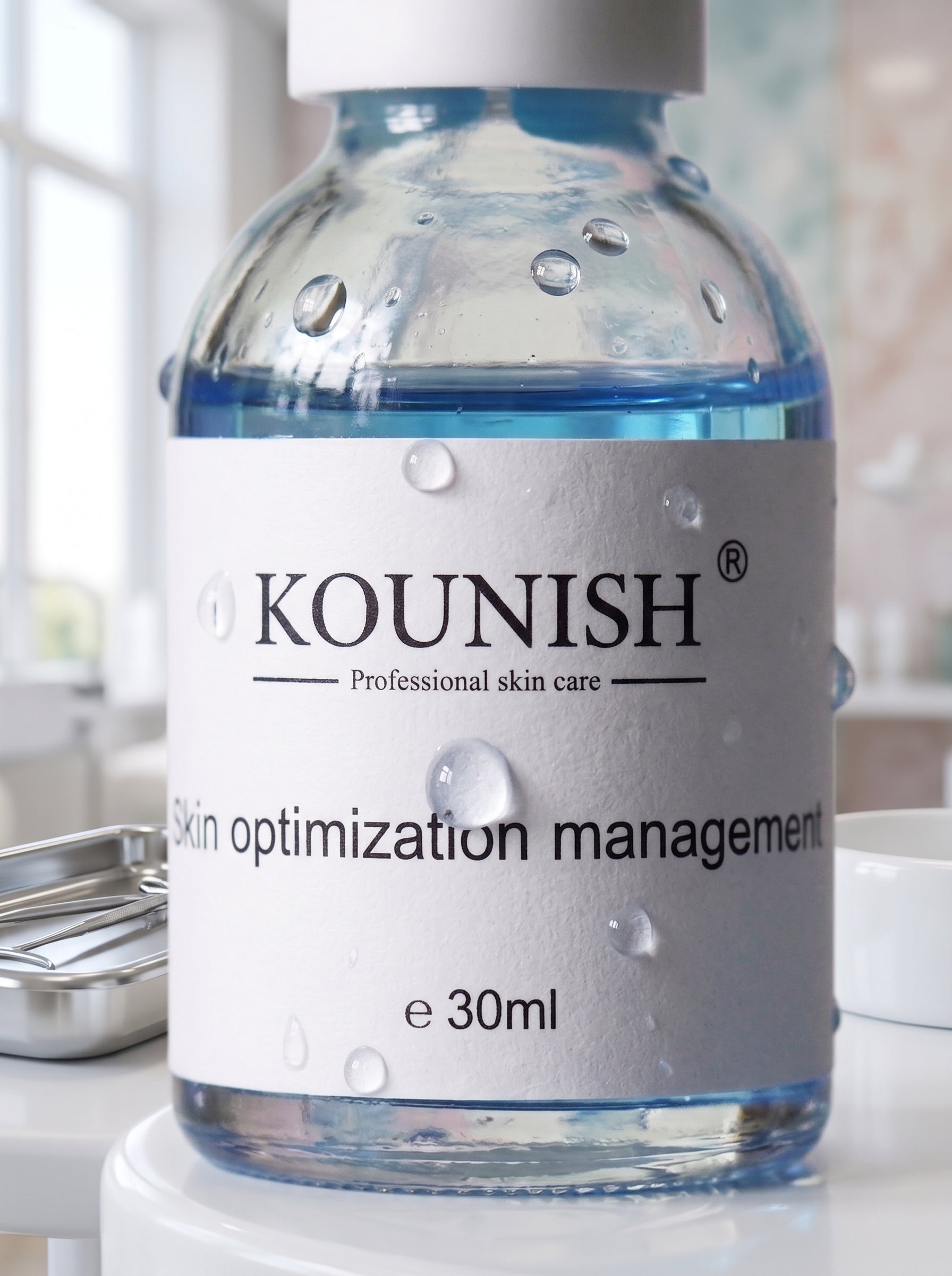 Detalle de la esencia GHK-Cu KOUNISH con gotas de agua